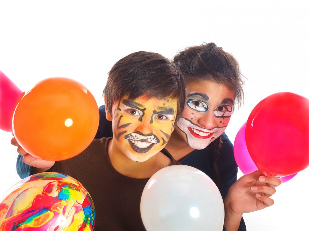 Karneval - Kinder mit Naturschminke lustig bemalt